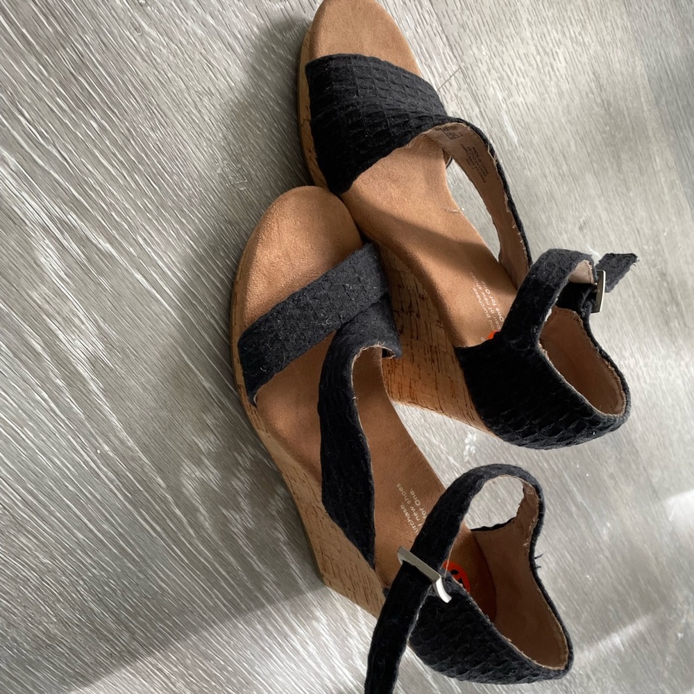 Tom’s black wedges